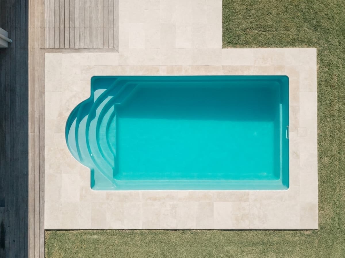 GFK-Schalenpool von Alliance Piscines im Garten