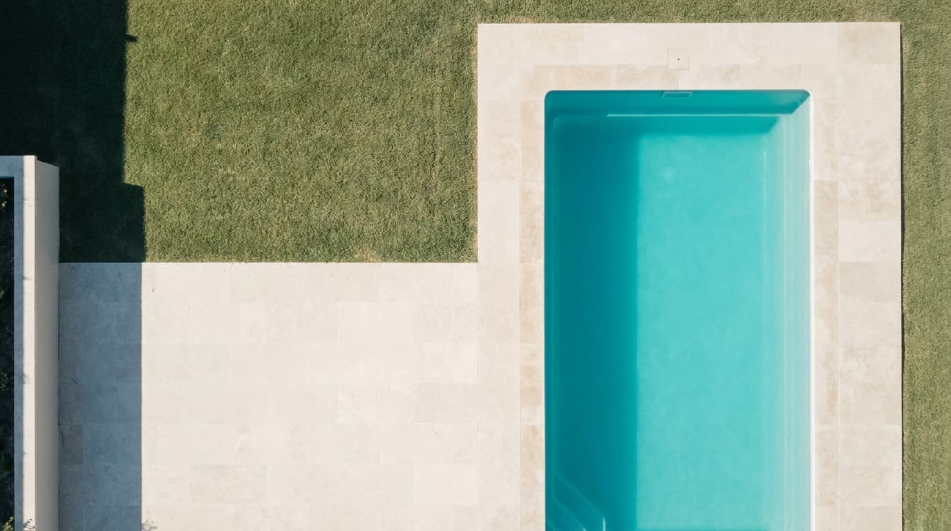 GFK-Pool von oben — eingelassen im Garten