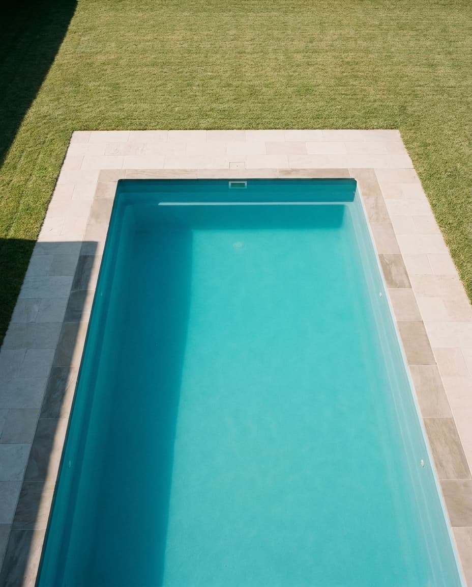 GFK-Pool von oben — eingelassen im Garten